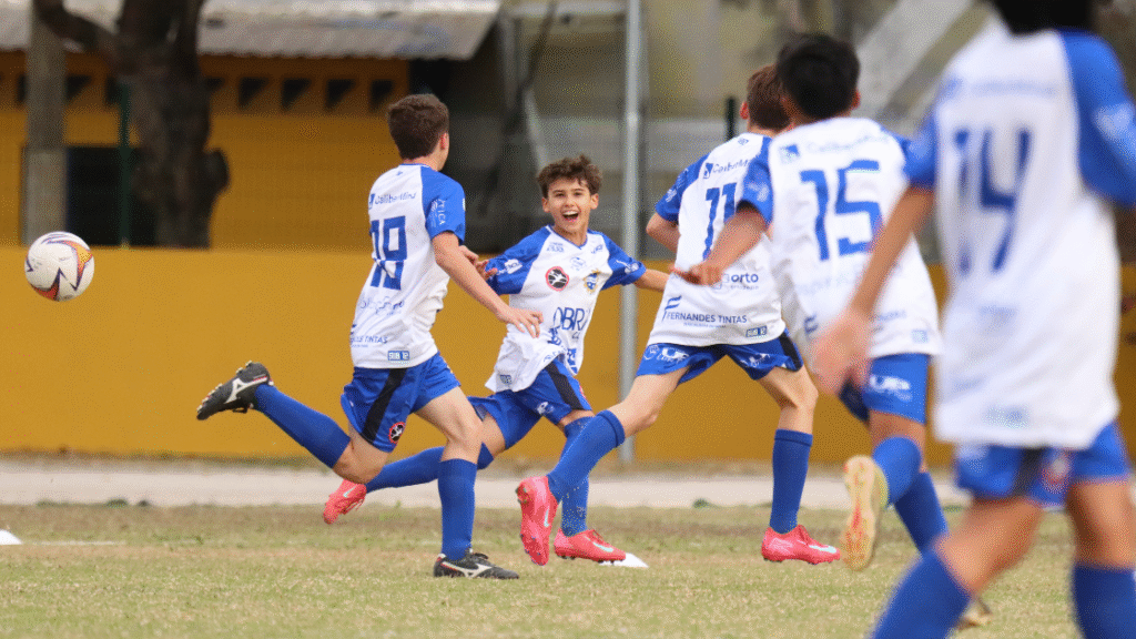 Partida de futebol entre São José Sub12 e União Mogi