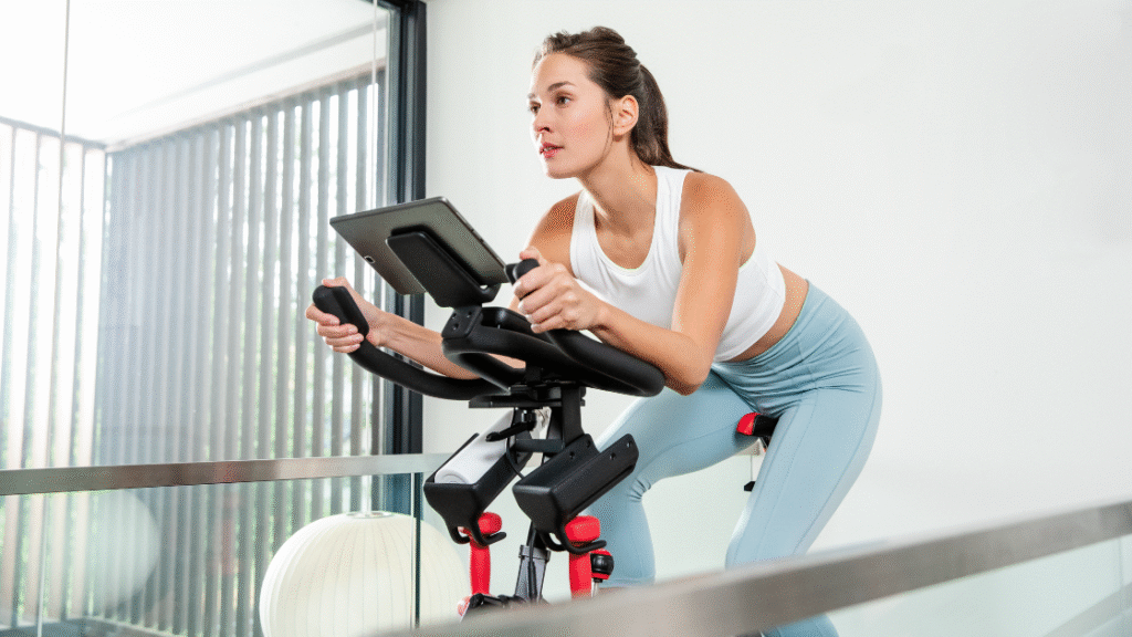 Mulher treinando spinning na Schwinn IC4